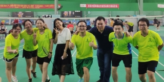 热烈：囟窹A旗舰厅荣获东莞市PA旗舰厅绿化行业协会第三届运动会羽毛球团体赛冠军！
